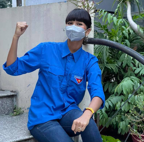 HHen Niê làm điều phối viên hướng dẫn người dân tại các điểm tiêm vắc xin - Ảnh 4. HHen Niê làm điều phối viên hướng dẫn người dân tại các điểm tiêm vắc xin - Ảnh 4.
