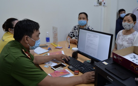 Bỏ hộ khẩu giấy từ 1-7: Bối rối với thủ tục mới - Ảnh 1. Bỏ hộ khẩu giấy từ 1-7: Bối rối với thủ tục mới - Ảnh 1.
