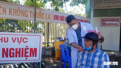 An Giang bắt đầu thu phí xét nghiệm COVID-19 với mọi người vào bệnh viện - Ảnh 1. An Giang bắt đầu thu phí xét nghiệm COVID-19 với mọi người vào bệnh viện - Ảnh 1.