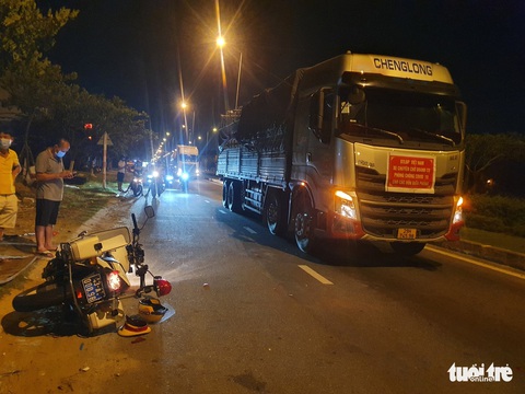 Lái xe không chấp hành kiểm tra y tế, bỏ chạy và tông CSGT bị thương - Ảnh 1. Lái xe không chấp hành kiểm tra y tế, bỏ chạy và tông CSGT bị thương - Ảnh 1.