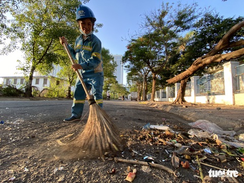 Công nhân môi trường: Nhịn ăn, ngủ ngoài đường, cắn răng chịu từng cơn đau - Ảnh 5. Công nhân môi trường: Nhịn ăn, ngủ ngoài đường, cắn răng chịu từng cơn đau - Ảnh 5.