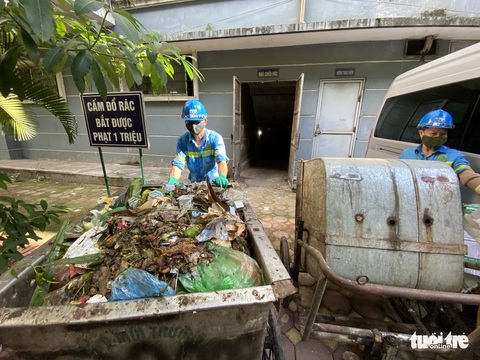 Công nhân môi trường: Nhịn ăn, ngủ ngoài đường, cắn răng chịu từng cơn đau - Ảnh 6. Công nhân môi trường: Nhịn ăn, ngủ ngoài đường, cắn răng chịu từng cơn đau - Ảnh 6.