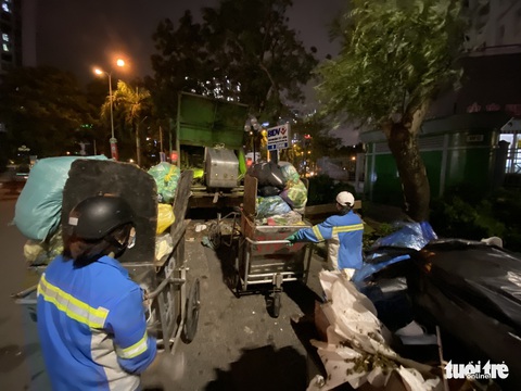 Công nhân môi trường: Nhịn ăn, ngủ ngoài đường, cắn răng chịu từng cơn đau - Ảnh 7. Công nhân môi trường: Nhịn ăn, ngủ ngoài đường, cắn răng chịu từng cơn đau - Ảnh 7.