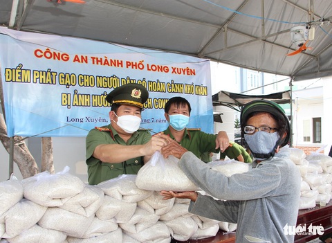Giám đốc Công an An Giang vận động 36 tấn gạo tặng hộ nghèo trong dịch COVID-19 - Ảnh 2. Giám đốc Công an An Giang vận động 36 tấn gạo tặng hộ nghèo trong dịch COVID-19 - Ảnh 2.