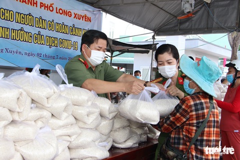 Giám đốc Công an An Giang vận động 36 tấn gạo tặng hộ nghèo trong dịch COVID-19 - Ảnh 1. Giám đốc Công an An Giang vận động 36 tấn gạo tặng hộ nghèo trong dịch COVID-19 - Ảnh 1.