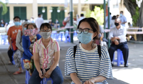 Dân xếp hàng, giãn cách lấy mẫu xét nghiệm diện rộng - Ảnh 7. Dân xếp hàng, giãn cách lấy mẫu xét nghiệm diện rộng - Ảnh 7.