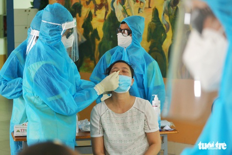Dân xếp hàng, giãn cách lấy mẫu xét nghiệm diện rộng - Ảnh 3. Dân xếp hàng, giãn cách lấy mẫu xét nghiệm diện rộng - Ảnh 3.