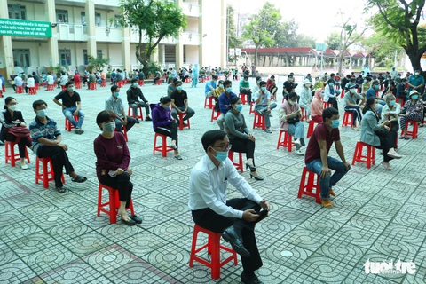 Dân xếp hàng, giãn cách lấy mẫu xét nghiệm diện rộng - Ảnh 1. Dân xếp hàng, giãn cách lấy mẫu xét nghiệm diện rộng - Ảnh 1.