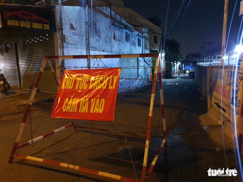 TP.HCM: Cháy nhà trong hẻm phong tỏa COVID-19, một người chết - Ảnh 1. TP.HCM: Cháy nhà trong hẻm phong tỏa COVID-19, một người chết - Ảnh 1.