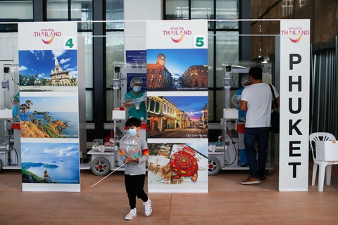 Phuket mở cửa, hàng trăm du khách đến ngay ngày đầu tiên - Ảnh 4. Phuket mở cửa, hàng trăm du khách đến ngay ngày đầu tiên - Ảnh 4.