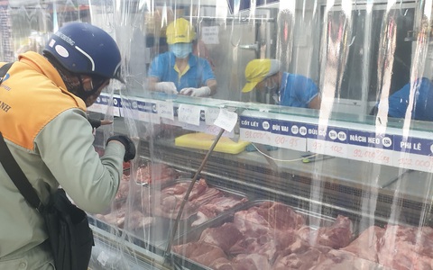 Nhờ ban quản lý đi chợ, tiểu thương giao hàng tận nhà - Ảnh 1. Nhờ ban quản lý đi chợ, tiểu thương giao hàng tận nhà - Ảnh 1.