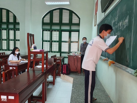 Các tỉnh vừa thi vừa đối phó dịch - Ảnh 1. Các tỉnh vừa thi vừa đối phó dịch - Ảnh 1.