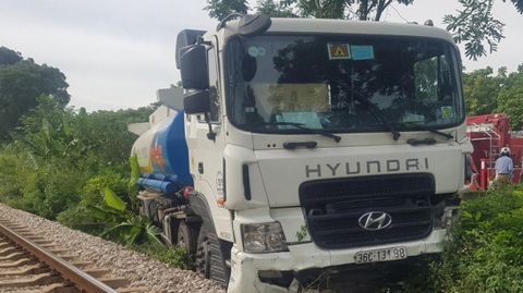 Tai nạn liên hoàn trên quốc lộ 1A làm nhiều xe biến dạng, 1 người chết, nhiều người bị thương - Ảnh 3. Tai nạn liên hoàn trên quốc lộ 1A làm nhiều xe biến dạng, 1 người chết, nhiều người bị thương - Ảnh 3.