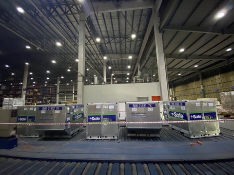 400.000 liều vắc xin Nhật Bản tặng tiếp tục hạ cánh TP.HCM lúc rạng sáng - Ảnh 3. 400.000 liều vắc xin Nhật Bản tặng tiếp tục hạ cánh TP.HCM lúc rạng sáng - Ảnh 3.