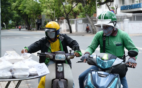 Giữa đại dịch, cỗ máy nhân ái khổng lồ của người Sài Gòn không hề mệt mỏi - Ảnh 2. Giữa đại dịch, cỗ máy nhân ái khổng lồ của người Sài Gòn không hề mệt mỏi - Ảnh 2.