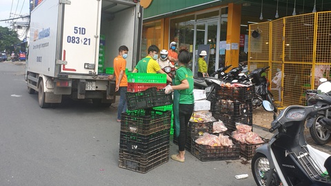Siêu thị mang thịt, cá, rau... ra tận cửa bán, khách ghi đơn hàng nhờ đi chợ giùm - Ảnh 6. Siêu thị mang thịt, cá, rau... ra tận cửa bán, khách ghi đơn hàng nhờ đi chợ giùm - Ảnh 6.