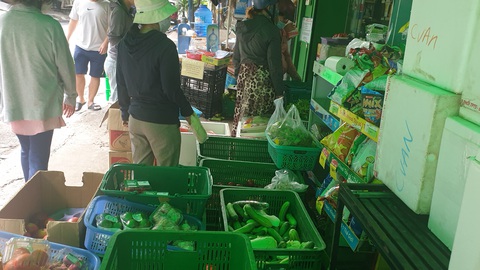 Siêu thị mang thịt, cá, rau... ra tận cửa bán, khách ghi đơn hàng nhờ đi chợ giùm - Ảnh 2. Siêu thị mang thịt, cá, rau... ra tận cửa bán, khách ghi đơn hàng nhờ đi chợ giùm - Ảnh 2.