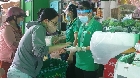 Siêu thị mang thịt, cá, rau... ra tận cửa bán, khách ghi đơn hàng nhờ đi chợ giùm - Ảnh 1. Siêu thị mang thịt, cá, rau... ra tận cửa bán, khách ghi đơn hàng nhờ đi chợ giùm - Ảnh 1.