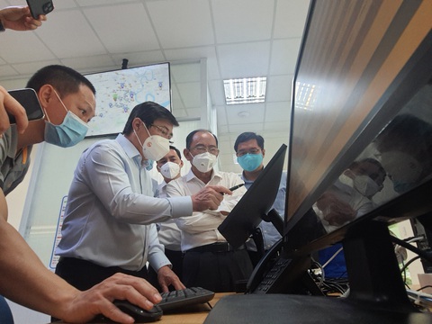 Chủ tịch Nguyễn Thành Phong kiểm tra công tác điều phối cấp cứu bệnh nhân mắc COVID-19 nặng - Ảnh 3. Chủ tịch Nguyễn Thành Phong kiểm tra công tác điều phối cấp cứu bệnh nhân mắc COVID-19 nặng - Ảnh 3.