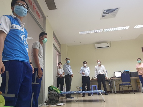 Chủ tịch Nguyễn Thành Phong kiểm tra công tác điều phối cấp cứu bệnh nhân mắc COVID-19 nặng - Ảnh 5. Chủ tịch Nguyễn Thành Phong kiểm tra công tác điều phối cấp cứu bệnh nhân mắc COVID-19 nặng - Ảnh 5.