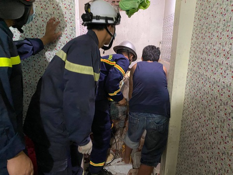 Thiếu niên 14 tuổi mất tích 2 ngày vì kẹt trong khe tường 2 nhà - Ảnh 2. Thiếu niên 14 tuổi mất tích 2 ngày vì kẹt trong khe tường 2 nhà - Ảnh 2.