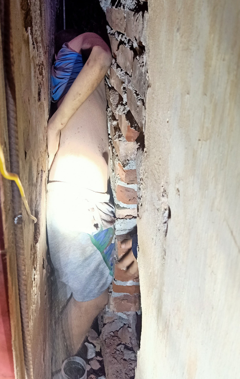 Thiếu niên 14 tuổi mất tích 2 ngày vì kẹt trong khe tường 2 nhà - Ảnh 1. Thiếu niên 14 tuổi mất tích 2 ngày vì kẹt trong khe tường 2 nhà - Ảnh 1.