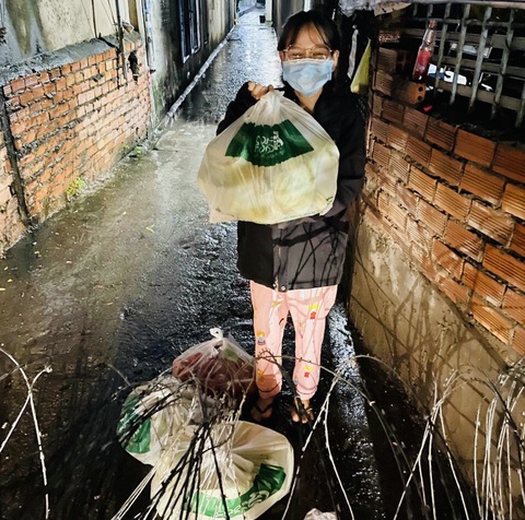 Hơn 7 tấn nhu yếu phẩm cho sinh viên Trường đại học Công nghiệp thực phẩm TP.HCM - Ảnh 3. Hơn 7 tấn nhu yếu phẩm cho sinh viên Trường đại học Công nghiệp thực phẩm TP.HCM - Ảnh 3.