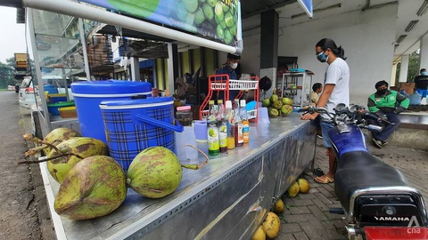 Indonesia phản bác dùng sữa tiệt trùng, dừa tươi để trị COVID-19 - Ảnh 1. Indonesia phản bác dùng sữa tiệt trùng, dừa tươi để trị COVID-19 - Ảnh 1.