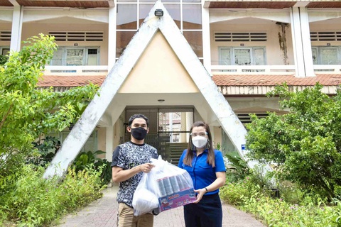 Tặng quà cho 32 du học sinh Lào và Campuchia tại An Giang gần 1 năm chưa về do COVID-19 - Ảnh 1. Tặng quà cho 32 du học sinh Lào và Campuchia tại An Giang gần 1 năm chưa về do COVID-19 - Ảnh 1.