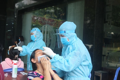 100 người dân TP Thủ Đức thử nghiệm tự lấy mẫu xét nghiệm COVID-19 - Ảnh 1. 100 người dân TP Thủ Đức thử nghiệm tự lấy mẫu xét nghiệm COVID-19 - Ảnh 1.