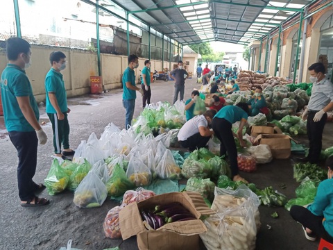 Dân TP.HCM đặt mua rau củ nhiều, bưu cục giao hàng không kịp - Ảnh 1. Dân TP.HCM đặt mua rau củ nhiều, bưu cục giao hàng không kịp - Ảnh 1.