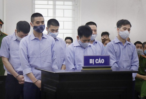 4 cựu cán bộ thanh tra giao thông nhận 300 triệu và 1 chai rượu để bảo kê xe vua - Ảnh 1. 4 cựu cán bộ thanh tra giao thông nhận 300 triệu và 1 chai rượu để bảo kê xe vua - Ảnh 1.