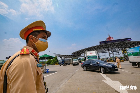 Nhiều tài xế phải quay đầu vì không có giấy xét nghiệm tại chốt kiểm soát vào Hà Nội - Ảnh 1. Nhiều tài xế phải quay đầu vì không có giấy xét nghiệm tại chốt kiểm soát vào Hà Nội - Ảnh 1.