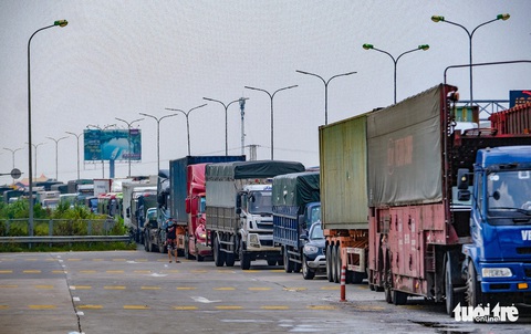 Nhiều tài xế phải quay đầu vì không có giấy xét nghiệm tại chốt kiểm soát vào Hà Nội - Ảnh 6. Nhiều tài xế phải quay đầu vì không có giấy xét nghiệm tại chốt kiểm soát vào Hà Nội - Ảnh 6.