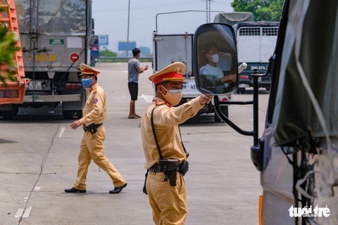 Nhiều tài xế phải quay đầu vì không có giấy xét nghiệm tại chốt kiểm soát vào Hà Nội - Ảnh 2. Nhiều tài xế phải quay đầu vì không có giấy xét nghiệm tại chốt kiểm soát vào Hà Nội - Ảnh 2.