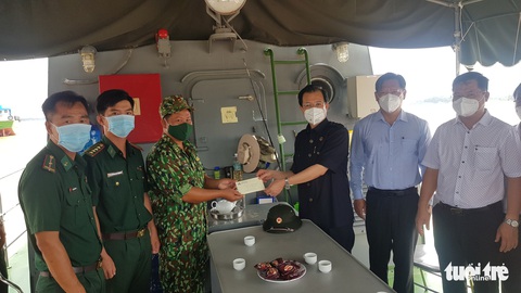 Bí thư An Giang làm việc với các lực lượng phòng chống COVID-19 trên sông Tiền - Ảnh 2. Bí thư An Giang làm việc với các lực lượng phòng chống COVID-19 trên sông Tiền - Ảnh 2.