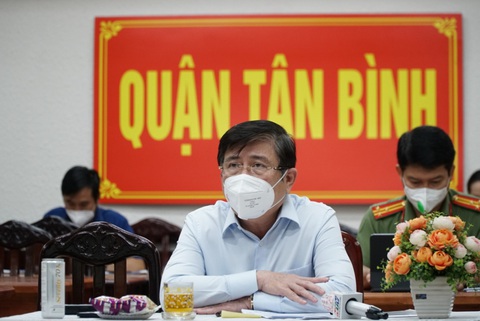 Chủ tịch Nguyễn Thành Phong: Nhiều trường hợp nhắn tin cho tôi phản ánh chuyển viện không kịp thời - Ảnh 1. Chủ tịch Nguyễn Thành Phong: Nhiều trường hợp nhắn tin cho tôi phản ánh chuyển viện không kịp thời - Ảnh 1.
