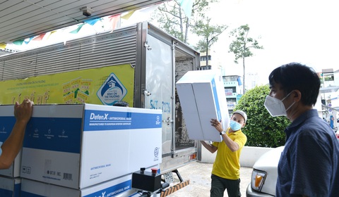 Giữa đại dịch, cỗ máy nhân ái khổng lồ của người Sài Gòn không hề mệt mỏi - Ảnh 7. Giữa đại dịch, cỗ máy nhân ái khổng lồ của người Sài Gòn không hề mệt mỏi - Ảnh 7.