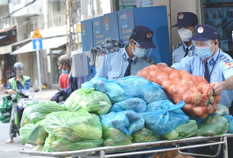Giữa đại dịch, cỗ máy nhân ái khổng lồ của người Sài Gòn không hề mệt mỏi - Ảnh 6. Giữa đại dịch, cỗ máy nhân ái khổng lồ của người Sài Gòn không hề mệt mỏi - Ảnh 6.