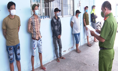 Tụ tập đá gà lúc giãn cách xã hội, 6 người chia nhau 90 triệu đồng tiền phạt - Ảnh 1. Tụ tập đá gà lúc giãn cách xã hội, 6 người chia nhau 90 triệu đồng tiền phạt - Ảnh 1.
