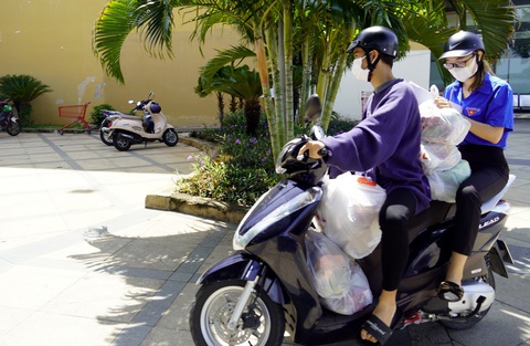 Shipper đoàn viên giao hàng miễn phí trong những ngày giãn cách - Ảnh 1. Shipper đoàn viên giao hàng miễn phí trong những ngày giãn cách - Ảnh 1.