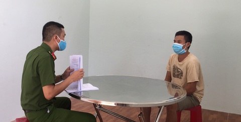 Bị ngăn cản vì chở bạn nhậu từ khu phong tỏa ra ngoài, thanh niên vác dao rượt người trực chốt - Ảnh 1. Bị ngăn cản vì chở bạn nhậu từ khu phong tỏa ra ngoài, thanh niên vác dao rượt người trực chốt - Ảnh 1.