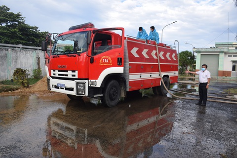 Tuy Hòa ‘đứt’ nước sạch khi đang giãn cách, bệnh viện cầu cứu xe chữa cháy - Ảnh 1. Tuy Hòa ‘đứt’ nước sạch khi đang giãn cách, bệnh viện cầu cứu xe chữa cháy - Ảnh 1.