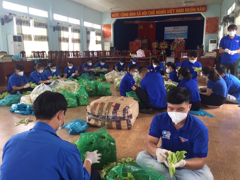 Lâm Đồng tặng Phú Yên 30 tấn rau quả giúp dân vùng phong tỏa dịch COVID-19 - Ảnh 1. Lâm Đồng tặng Phú Yên 30 tấn rau quả giúp dân vùng phong tỏa dịch COVID-19 - Ảnh 1.