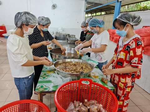 Thầy cô giáo vào bếp nấu 800 suất ăn bằng gạo ST25 gửi nơi cách ly - Ảnh 1. Thầy cô giáo vào bếp nấu 800 suất ăn bằng gạo ST25 gửi nơi cách ly - Ảnh 1.