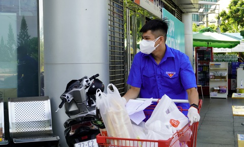 Shipper đoàn viên giao hàng miễn phí trong những ngày giãn cách - Ảnh 2. Shipper đoàn viên giao hàng miễn phí trong những ngày giãn cách - Ảnh 2.