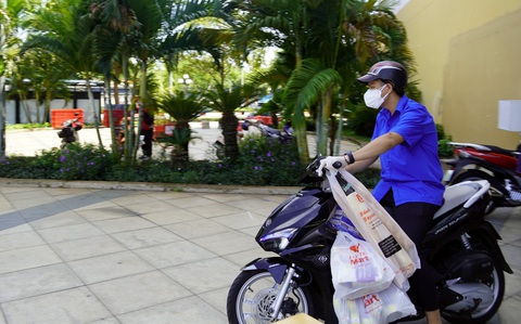 Shipper đoàn viên giao hàng miễn phí trong những ngày giãn cách - Ảnh 3. Shipper đoàn viên giao hàng miễn phí trong những ngày giãn cách - Ảnh 3.