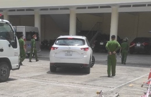 Ôtô vượt chốt kiểm dịch, ép CSGT truy đuổi té ngã giữa phố - Ảnh 2. Ôtô vượt chốt kiểm dịch, ép CSGT truy đuổi té ngã giữa phố - Ảnh 2.
