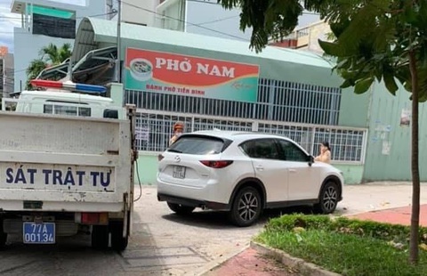 Ôtô vượt chốt kiểm dịch, ép CSGT truy đuổi té ngã giữa phố - Ảnh 1. Ôtô vượt chốt kiểm dịch, ép CSGT truy đuổi té ngã giữa phố - Ảnh 1.