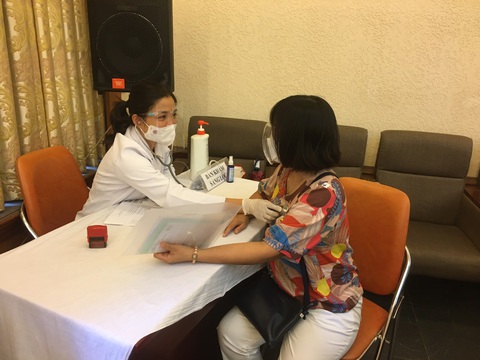 Nhân viên y tế cần được chăm sóc - Ảnh 1. Nhân viên y tế cần được chăm sóc - Ảnh 1.